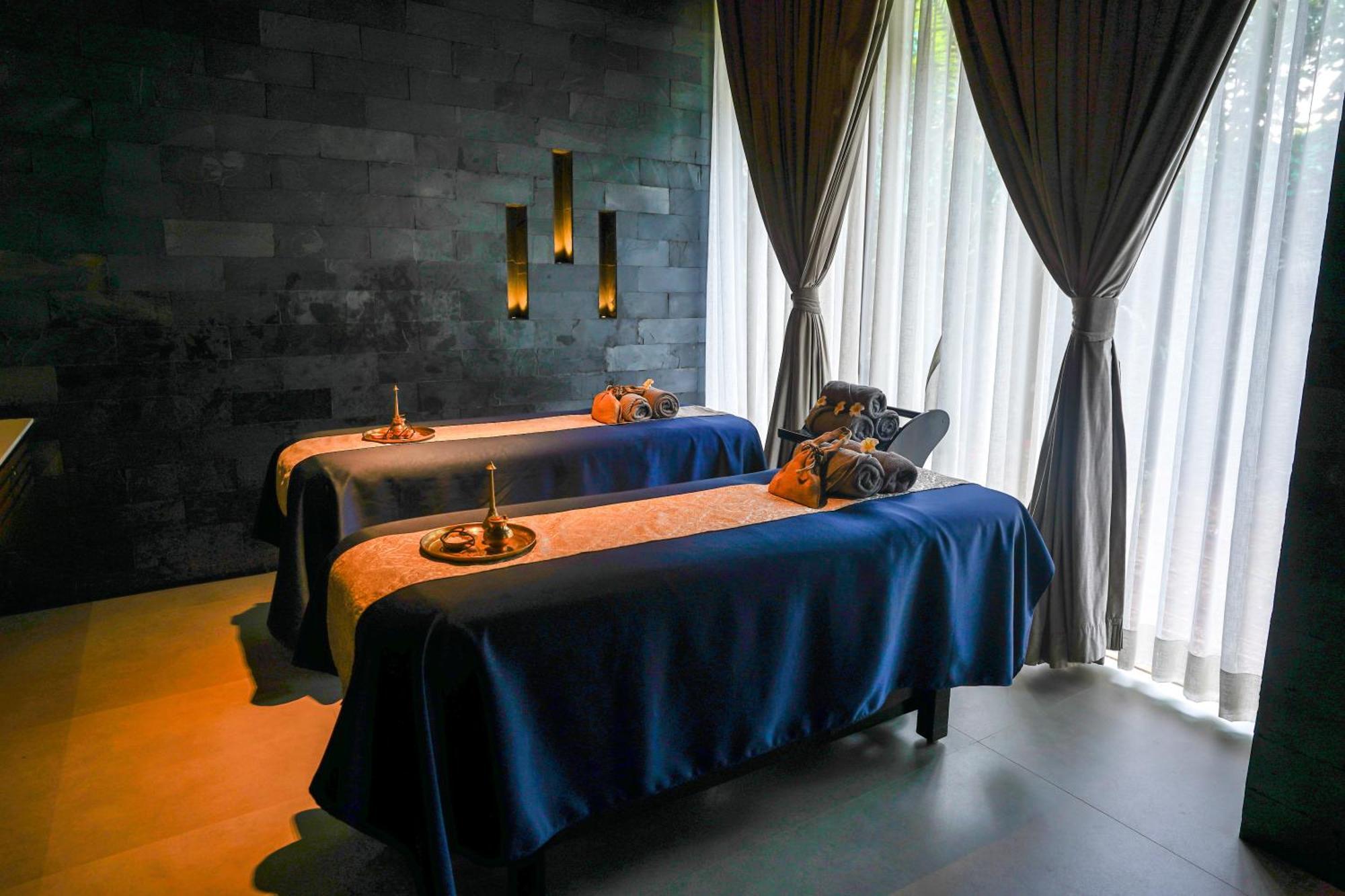 Radisson Resort And Spa Лонавала Экстерьер фото Massage beds at a spa