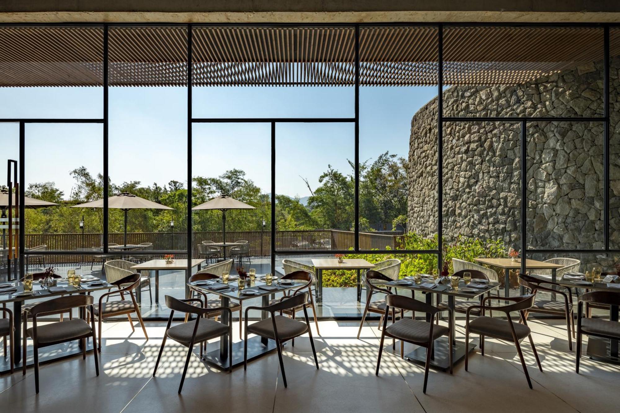 Radisson Resort And Spa Лонавала Экстерьер фото Restaurant